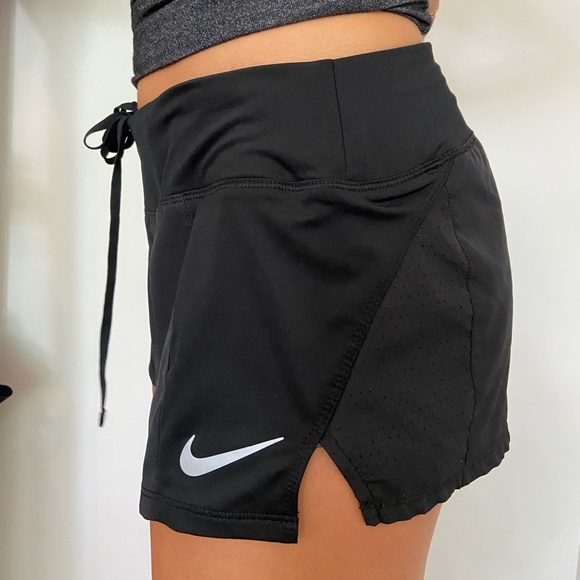 Nike sports shorts - Picture 2 of 3